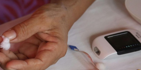 La importancia de la monitorización en casa: Tensiómetros y Glucómetros como aliados de la salud